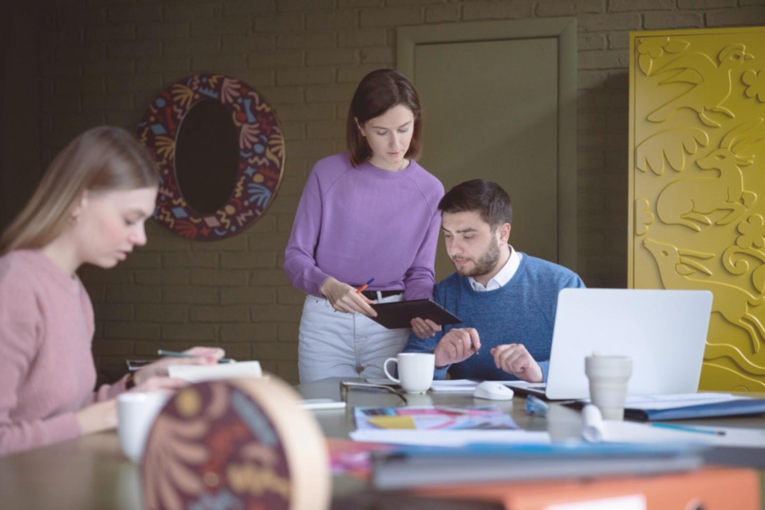 Entrepreneur présentant son projet devant des investisseurs